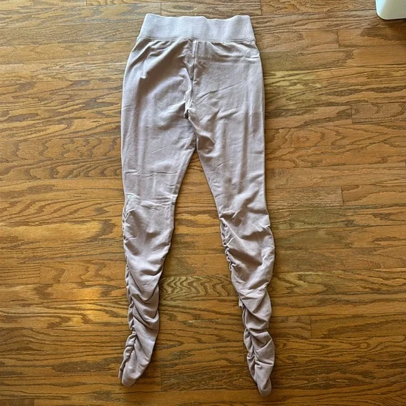 ALO YOGA Set.Adorable!Crop sweatshirt,cute back detail.Sweatpantsw/ruching,mauve - Picture 7 of 8